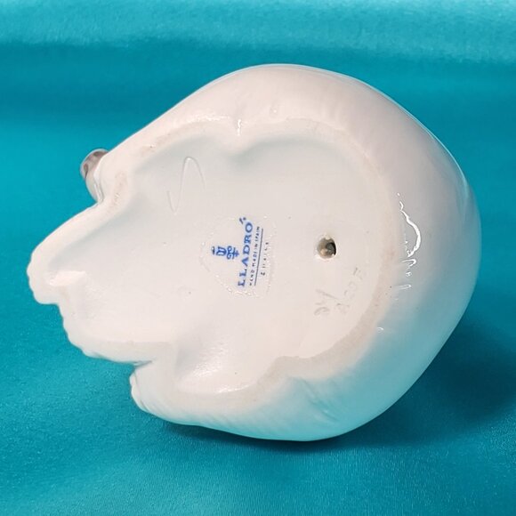 Lladro Small Sitting Polar Bear Figurine - Picture 8 of 8